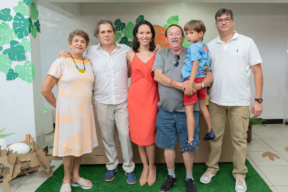 Família reunida no aniversário de 6 anos do Francisco com o tema dinossauros, realizado em BH, pela fotógrafa Fabiana Bomfim.