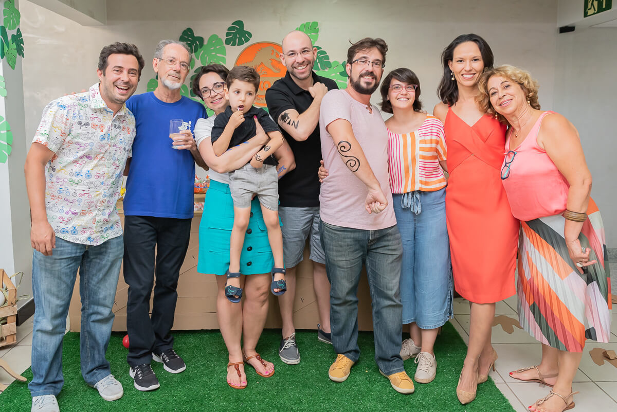 Família reunida no aniversário de 6 anos do Francisco com o tema dinossauros, realizado em BH, pela fotógrafa Fabiana Bomfim.