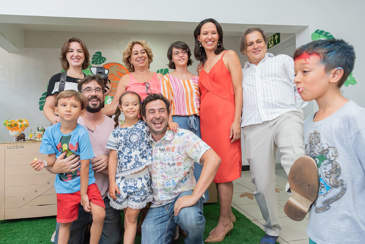 Família reunida no aniversário de 6 anos do Francisco com o tema dinossauros, realizado em BH, pela fotógrafa Fabiana Bomfim.