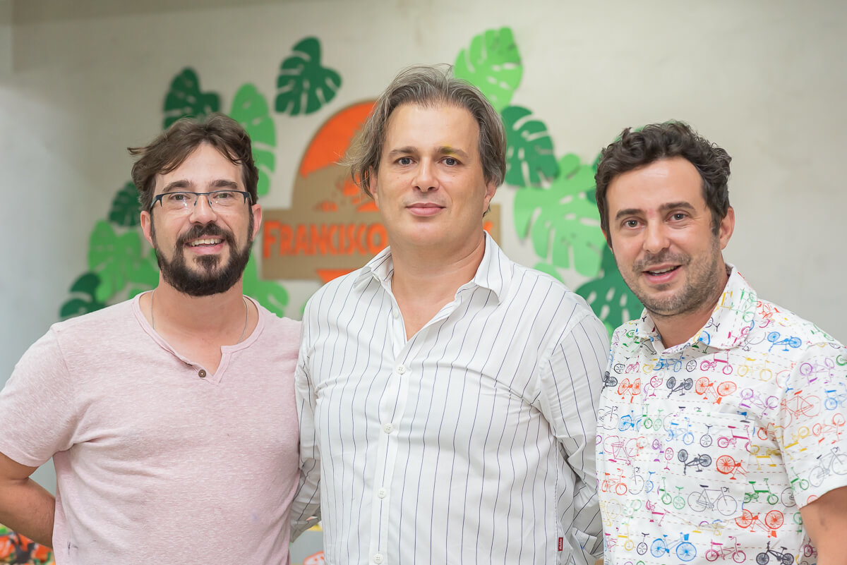 Família reunida no aniversário de 6 anos do Francisco com o tema dinossauros, realizado em BH, pela fotógrafa Fabiana Bomfim.