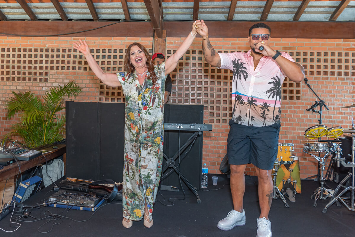 Momento de grande emoção para a aniversariante, Mirian Duarte, subir ao palco com o Naldo, pela fotógrafa Fabiana Bomfim.