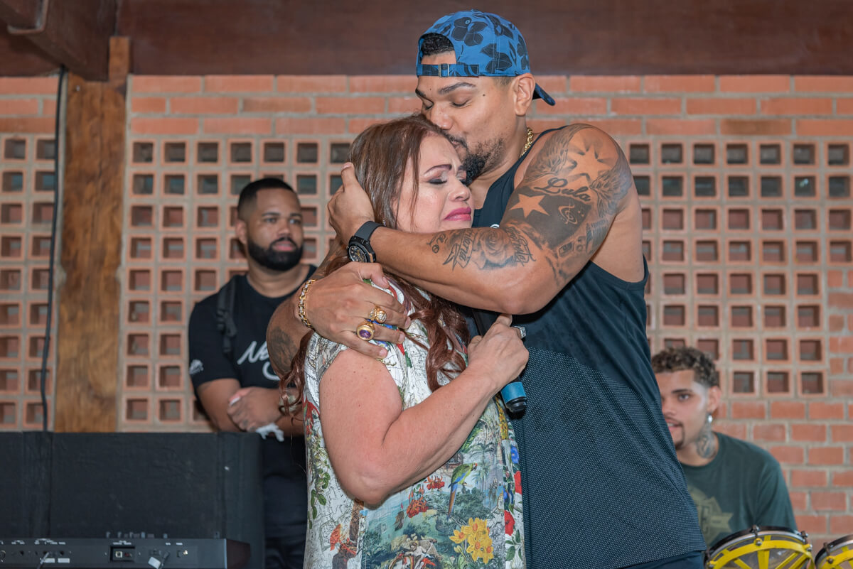 Momento de grande emoção para a aniversariante, Mirian Duarte, subir ao palco com o Naldo, pela fotógrafa Fabiana Bomfim.