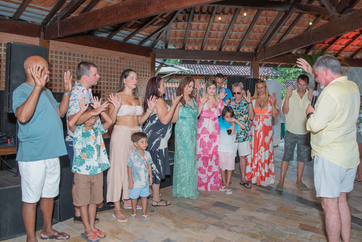 Momento de agradecimentos e bençãos durante os 60 anos da Mirian Duarte, pela fotógrafa Fabiana Bomfim