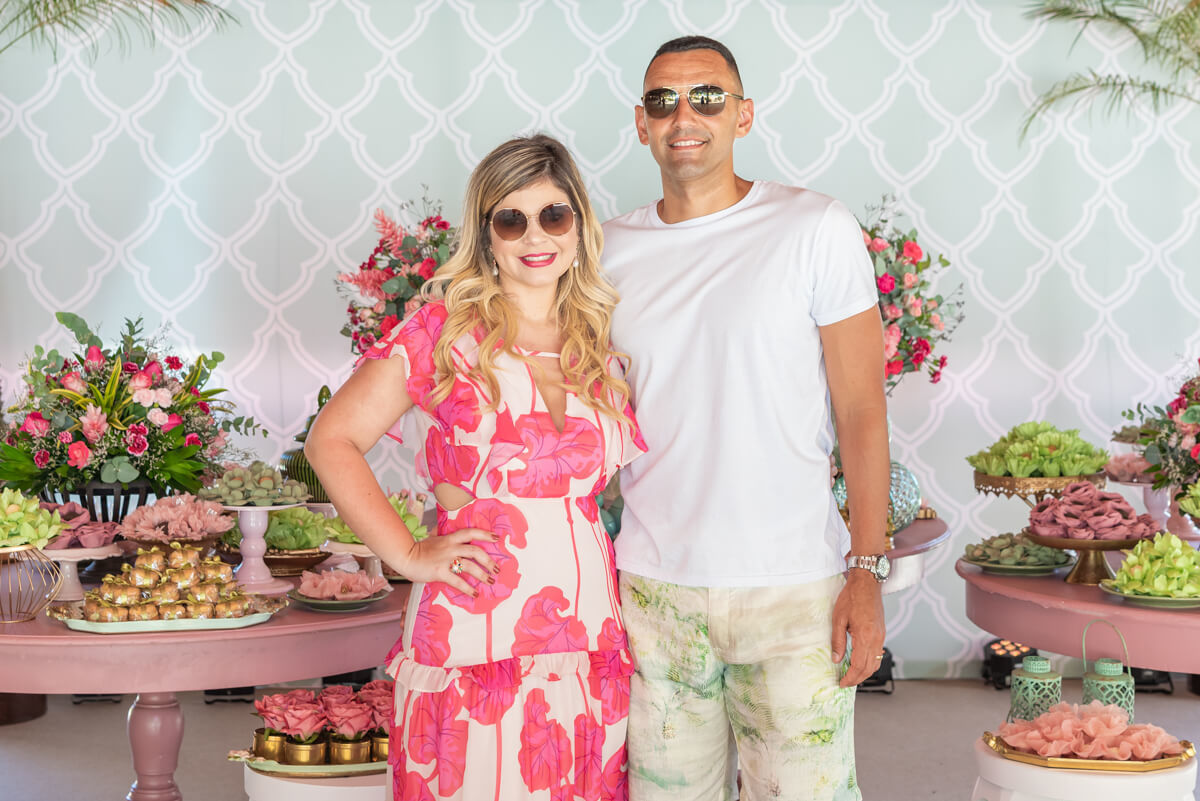 O casal Karla Duarte e Rafael Marques durante o aniversário de 60 anos da Mirian Duarte, data em que foi também revelado o sexo do neném!!