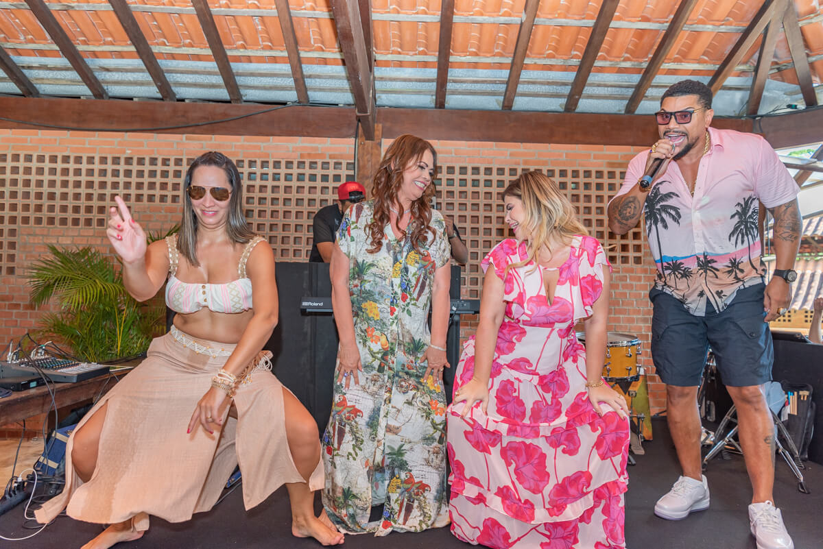 A animação foi por conta do Naldo Benny, para a festa de 60 anos da Mirian Duarte, pela fotógrafa Fabiana Bomfim