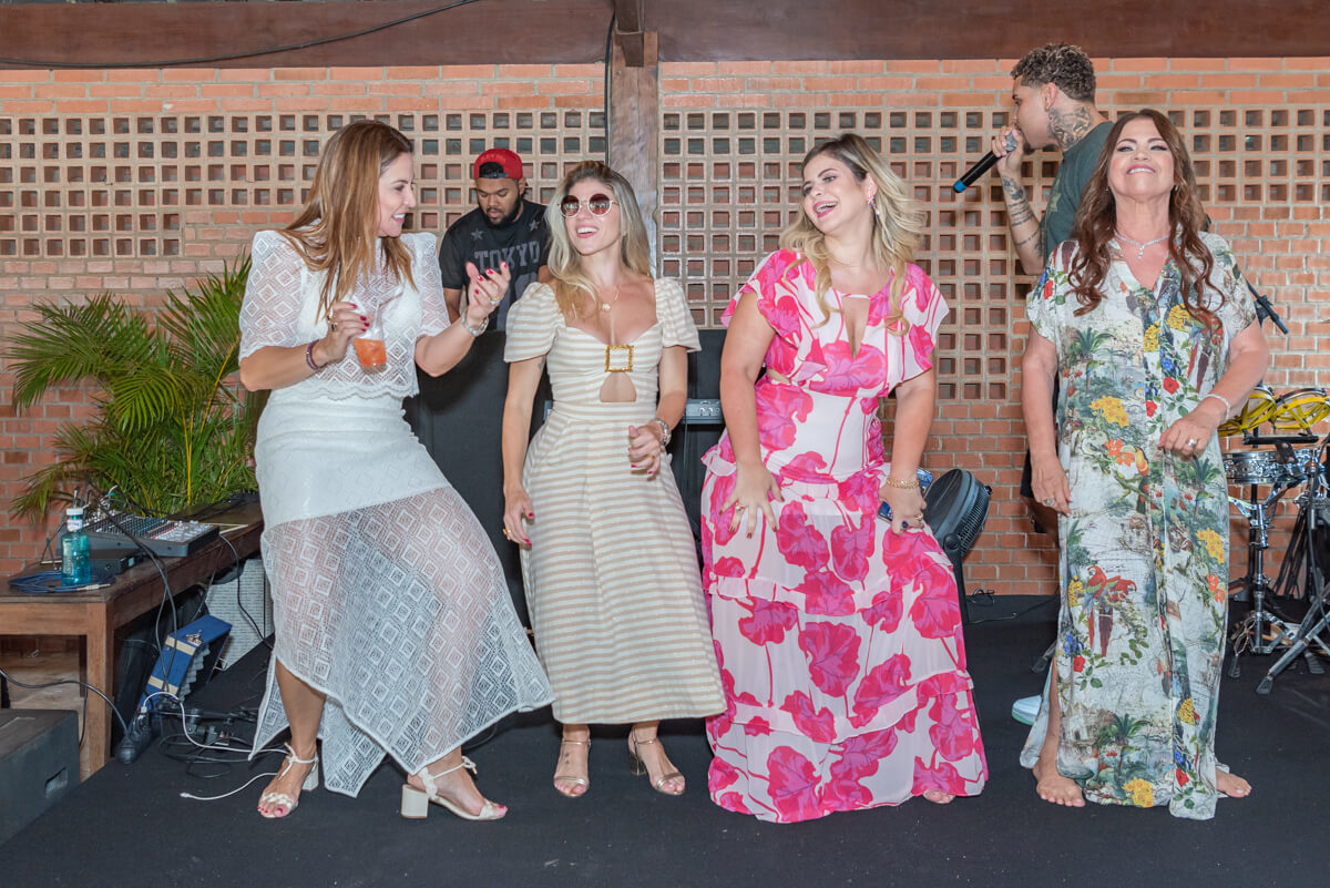 A animação foi por conta do Naldo Benny, para a festa de 60 anos da Mirian Duarte, pela fotógrafa Fabiana Bomfim