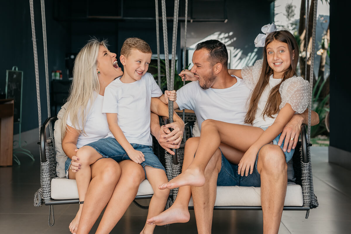 Descontração, alegria e bom humor marcaram o ensaio da família do zagueiro do Clube Atlético Mineiro, Réver Araújo, feito pela fotógrafa Fabiana Bomfim