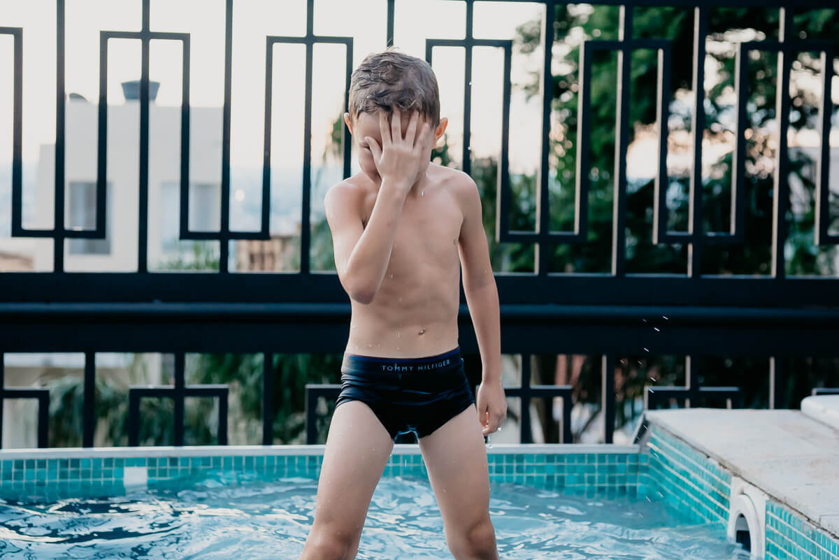 Réver Jr. sendo apenas Réver Jr. durante o ensaio de família, pela fotógrafa Fabiana Bomfim