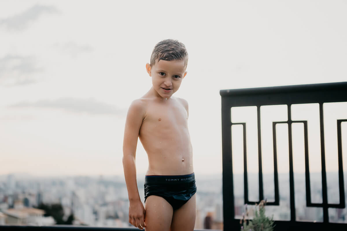 Réver Jr. sendo apenas Réver Jr. durante o ensaio de família, pela fotógrafa Fabiana Bomfim