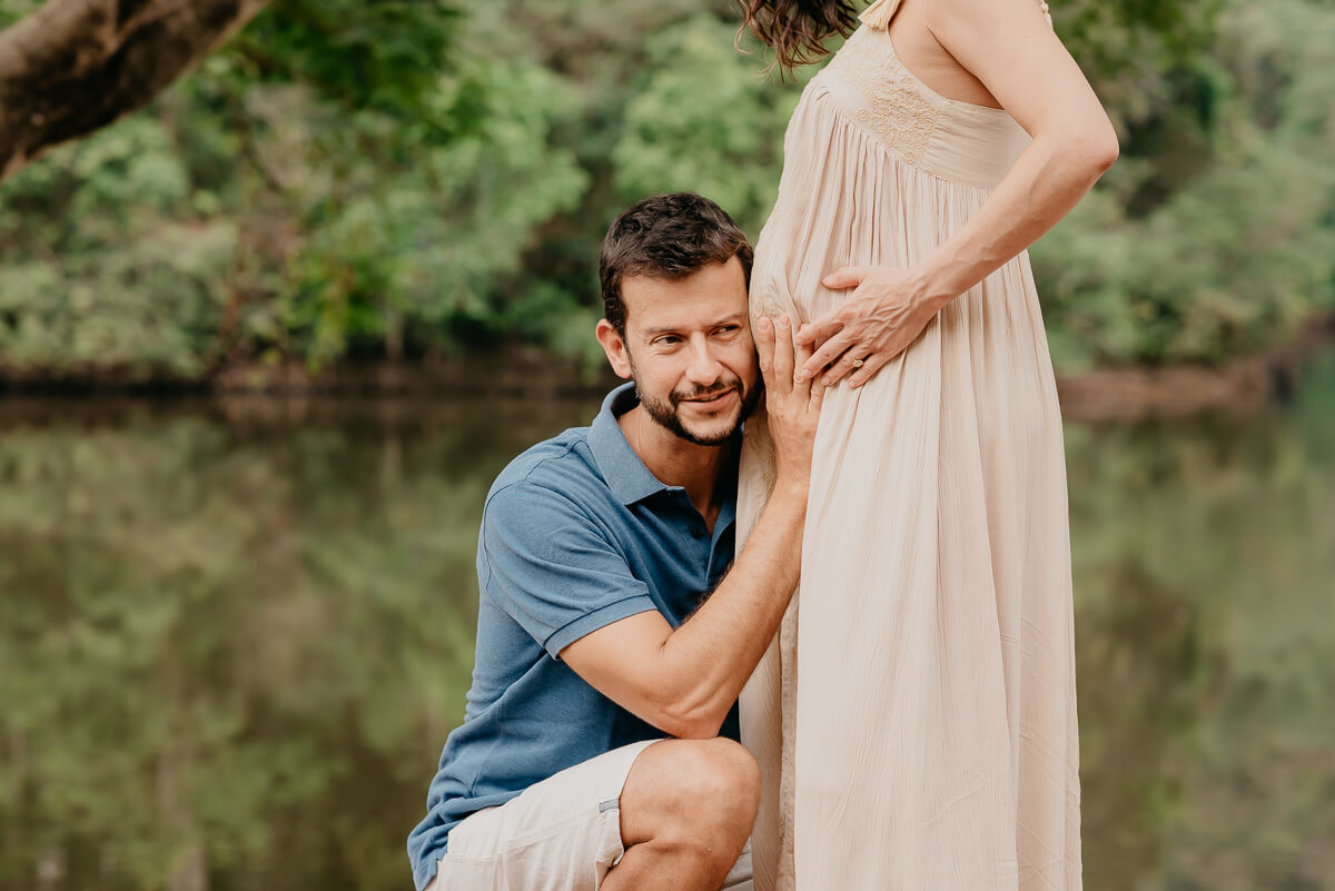 A alegria do papai Davi ao conversar com a filha Camila, pela fotógrafa Fabiana Bomfim
