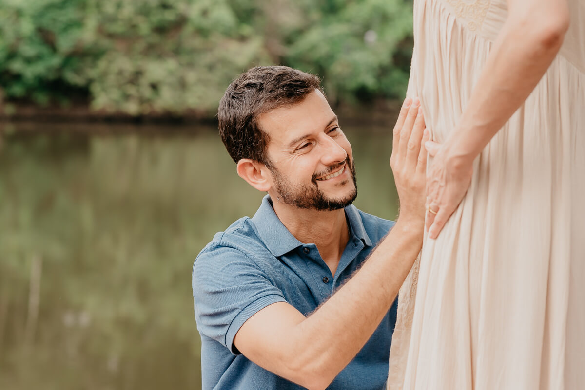 A alegria do papai Davi ao conversar com a filha Camila, pela fotógrafa Fabiana Bomfim