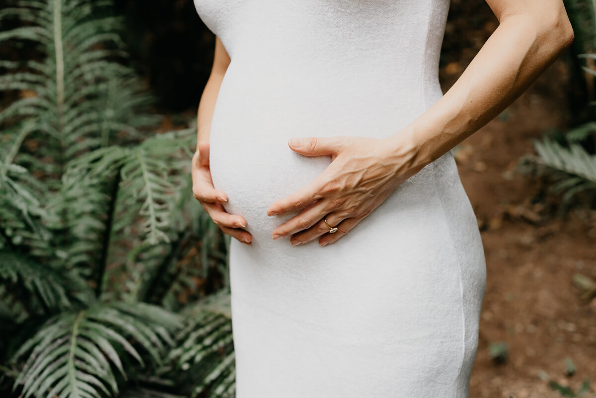 Talita, plena em sua gestação, sentindo o carinho e amor de sua filha Camila, pela fotógrafa Fabiana Bomfim