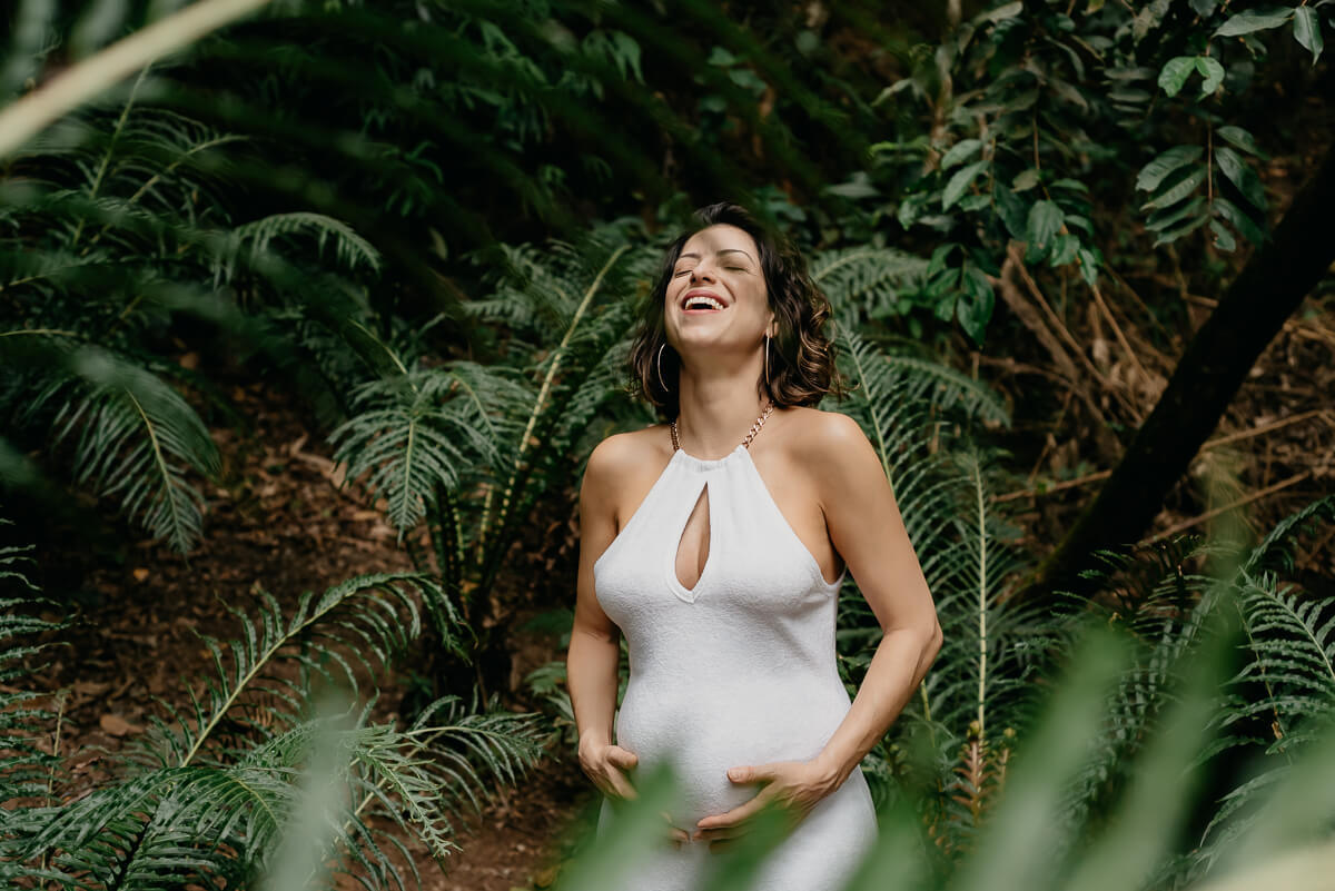 Talita, plena em sua gestação, sentindo o carinho e amor de sua filha Camila, pela fotógrafa Fabiana Bomfim