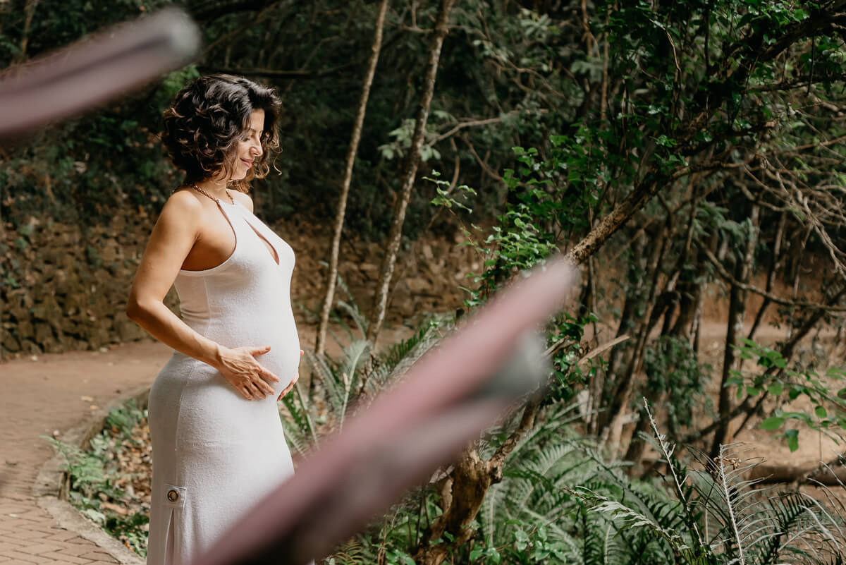 Talita, plena em sua gestação, sentindo o carinho e amor de sua filha Camila, pela fotógrafa Fabiana Bomfim