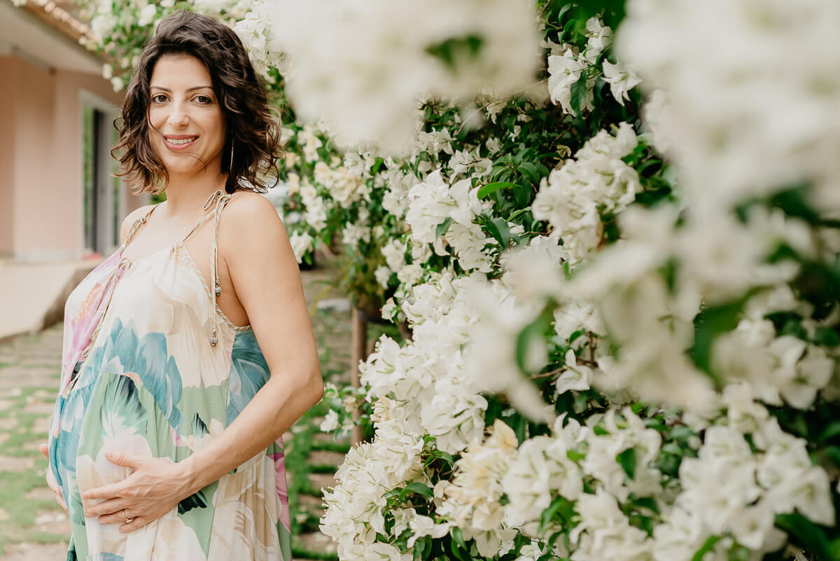 Talita, plena em sua gestação, sentindo o carinho e amor de sua filha Camila, pela fotógrafa Fabiana Bomfim