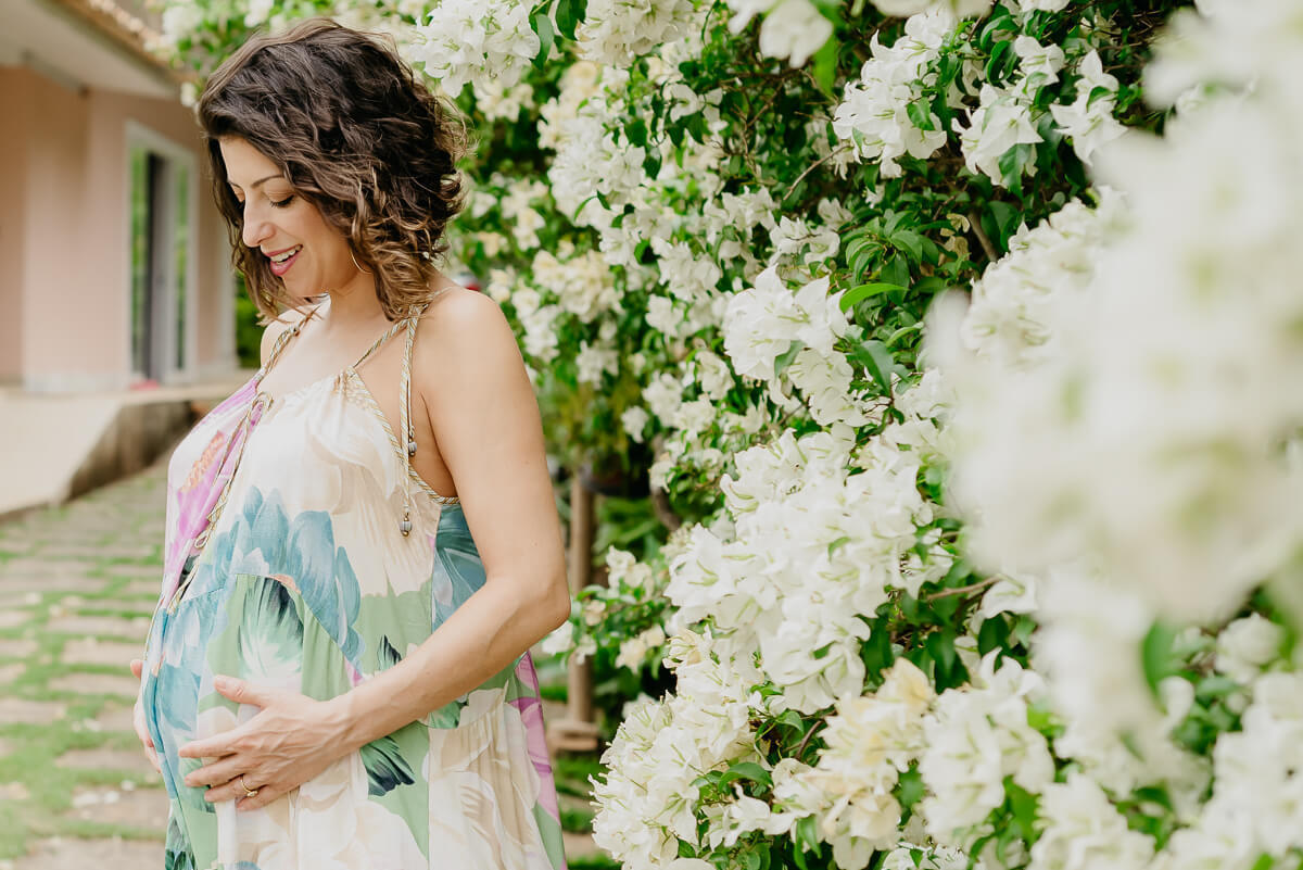 Talita, plena em sua gestação, sentindo o carinho e amor de sua filha Camila, pela fotógrafa Fabiana Bomfim