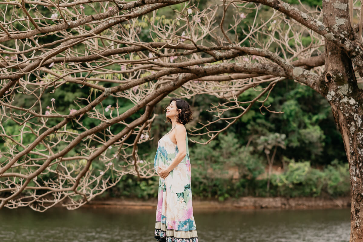 Talita, plena em sua gestação, sentindo o carinho e amor de sua filha Camila, pela fotógrafa Fabiana Bomfim