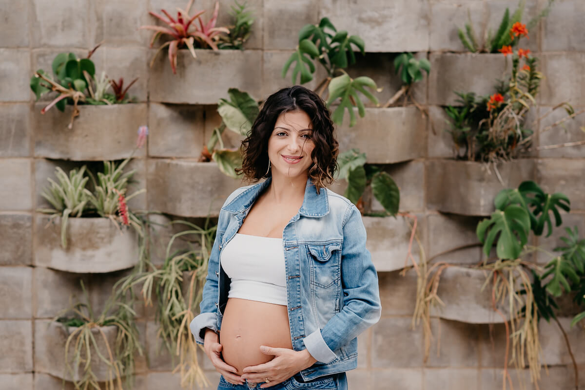 Talita, plena em sua gestação, sentindo o carinho e amor de sua filha Camila, pela fotógrafa Fabiana Bomfim