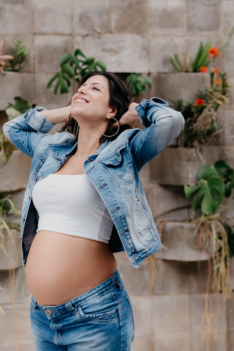 Talita, plena em sua gestação, sentindo o carinho e amor de sua filha Camila, pela fotógrafa Fabiana Bomfim