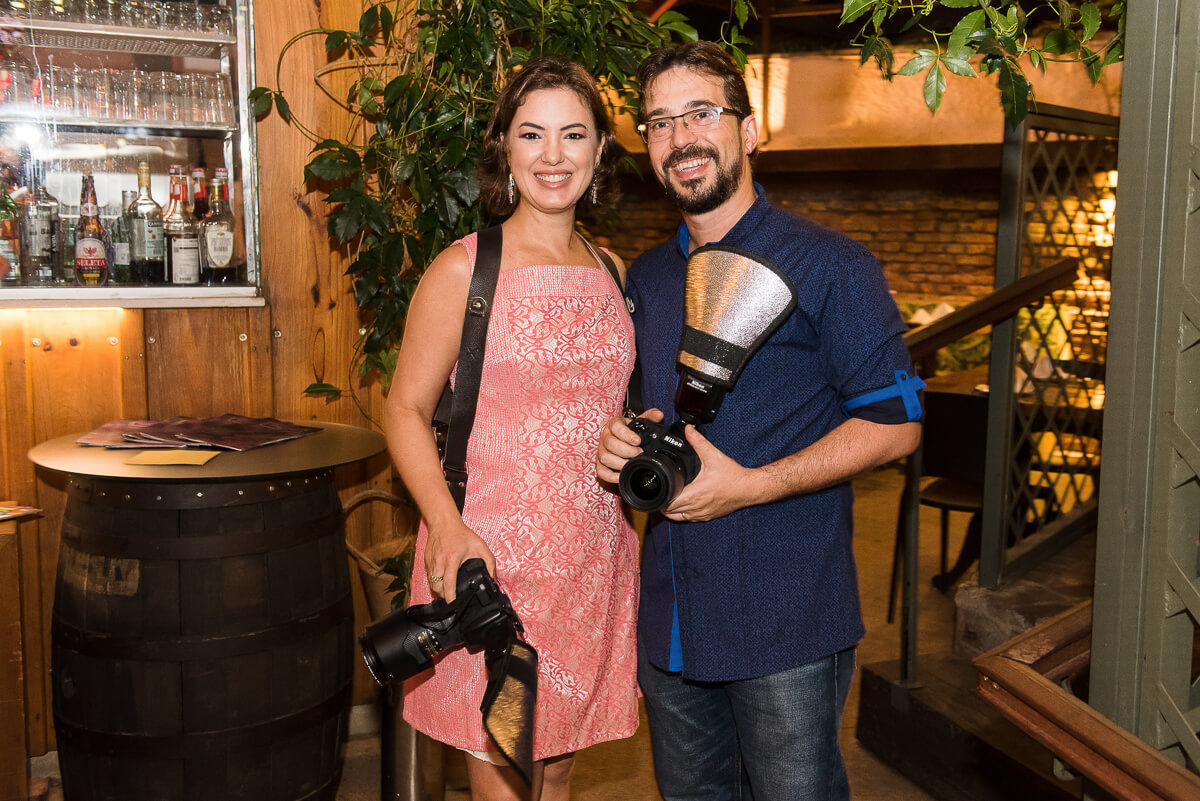 Fabiana Bomfim sendo registrada pelo amigo e fotógrafo Amauri de Souza, no jantar surpresa de seu pai, Fernando Moratti.