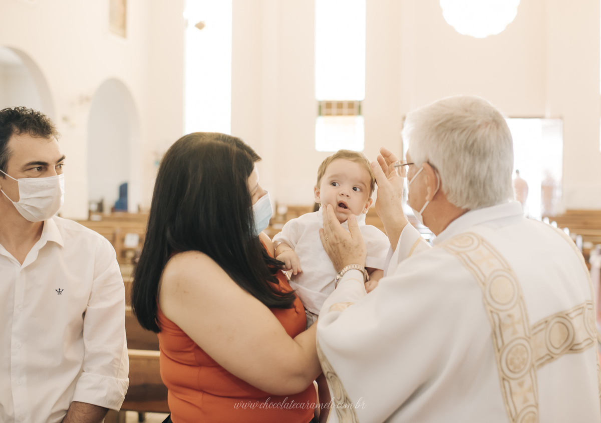 Batizado, chocolate caramelo fotografias, fotos de criança, fotos de bebe, newborn, fotografo Araras, fotografo de criança limeira, batizado em Limeira, Batizado em Piracicaba, melhor fotografo de Araras, melhor fotografo de sao paulo, padre