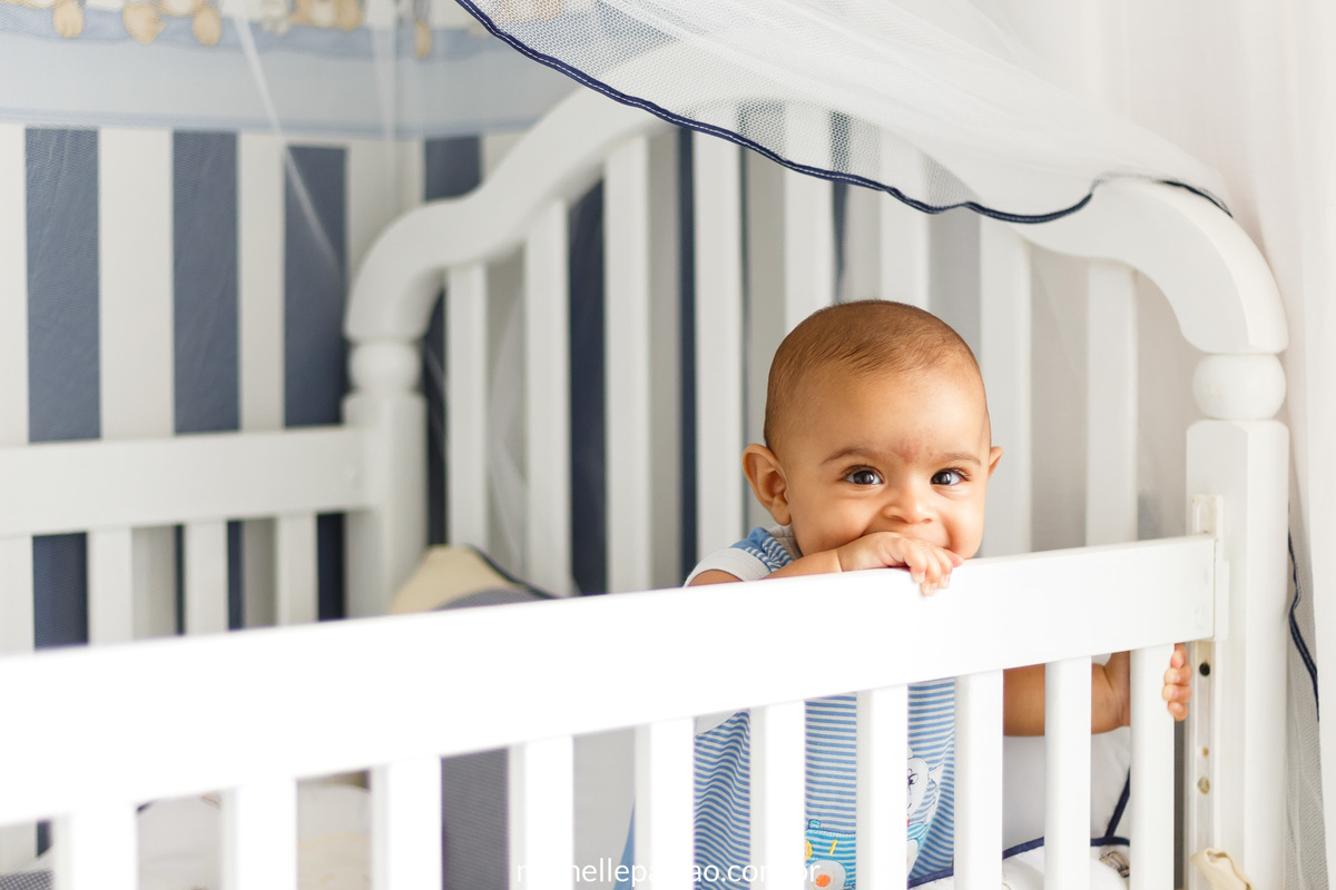 bebê em pé no berço 7 meses book bebê ensaio em casa rj