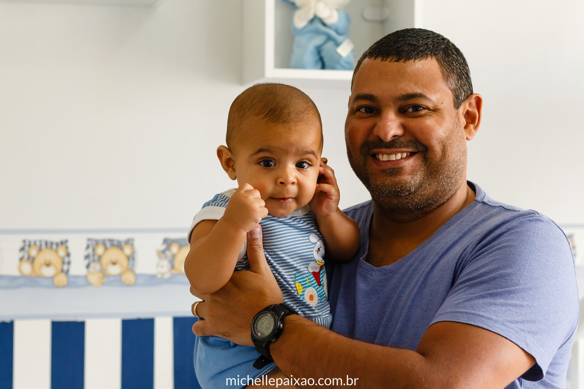 papai bebê no quarto fundo papel de parede urso ensaio em casa fotografia lifestyle rj