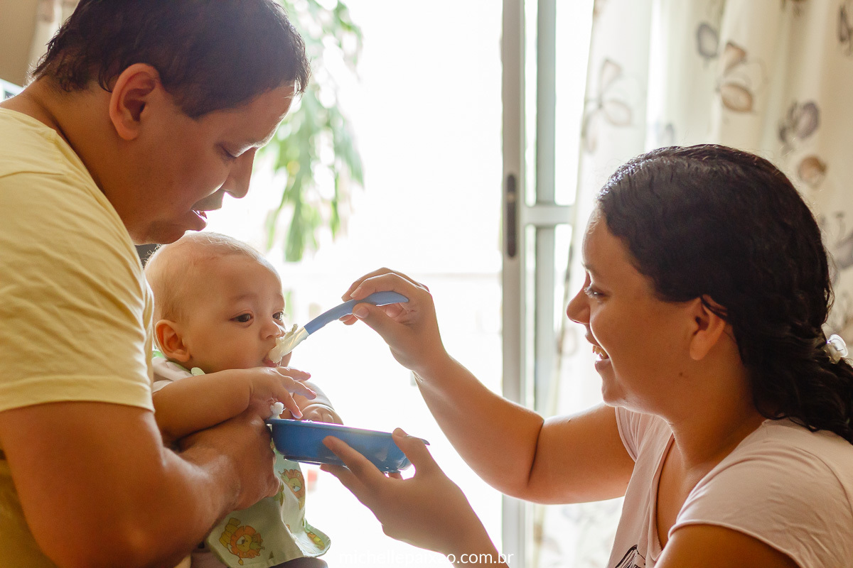 ensaio bebê lifestyle introdução alimentar bebê experimentando comida pela primeira vez com os pais fotografia de família rj