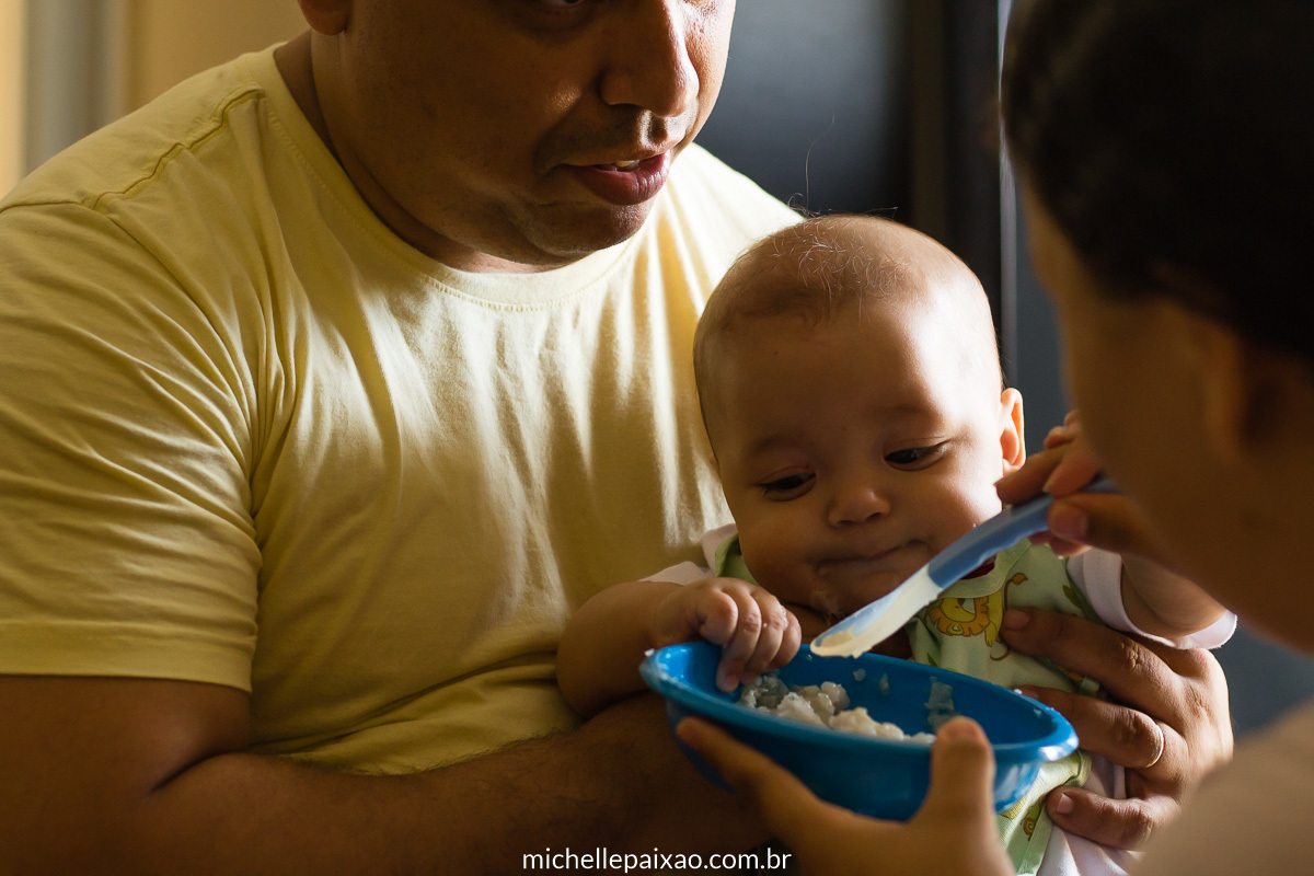 fotografia lifestyle de família bebê comendo papinha acompanhamento bebê rj