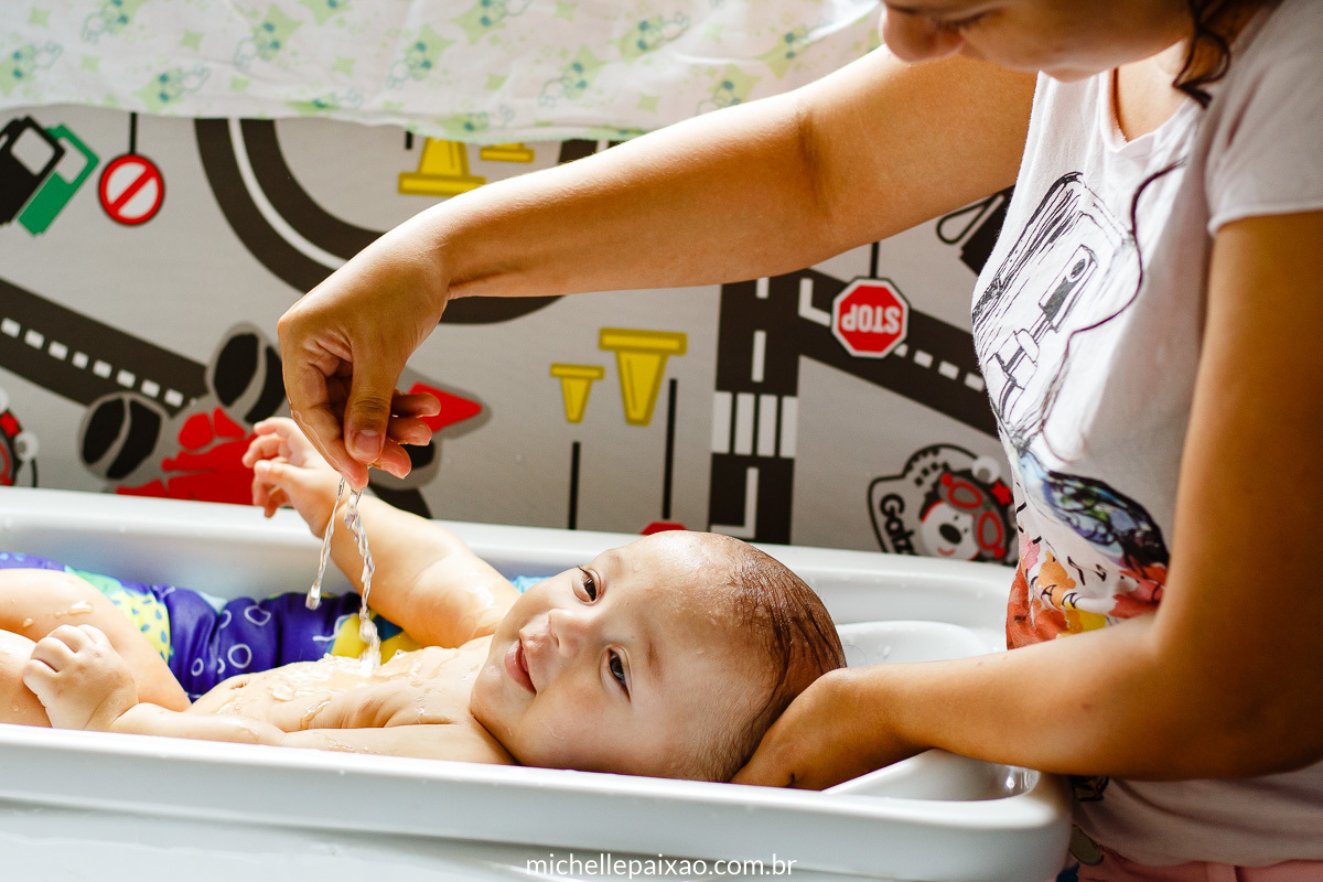 banho do bebê na banheira ensaio bebê em casa fotografia rotina do bebê lifestyle rj