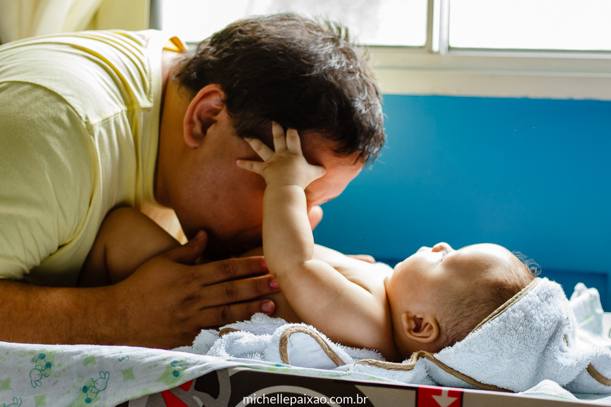 pai trocando bebê após banho ensaio de acompanhamento do bebê 6 meses estilo lifestyle rio de janeiro rj