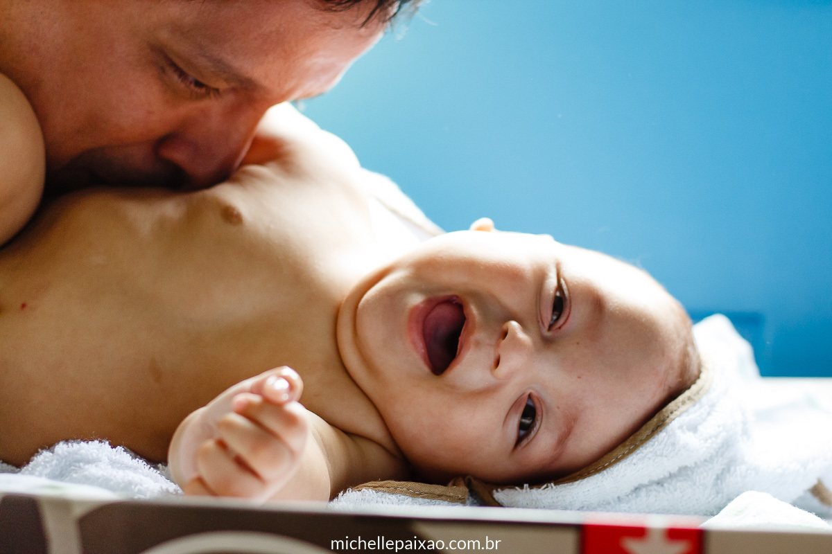 bebê no trocador após o banho pai trocando bebê ensaio de acompanhamento lifestyle rio de janeiro