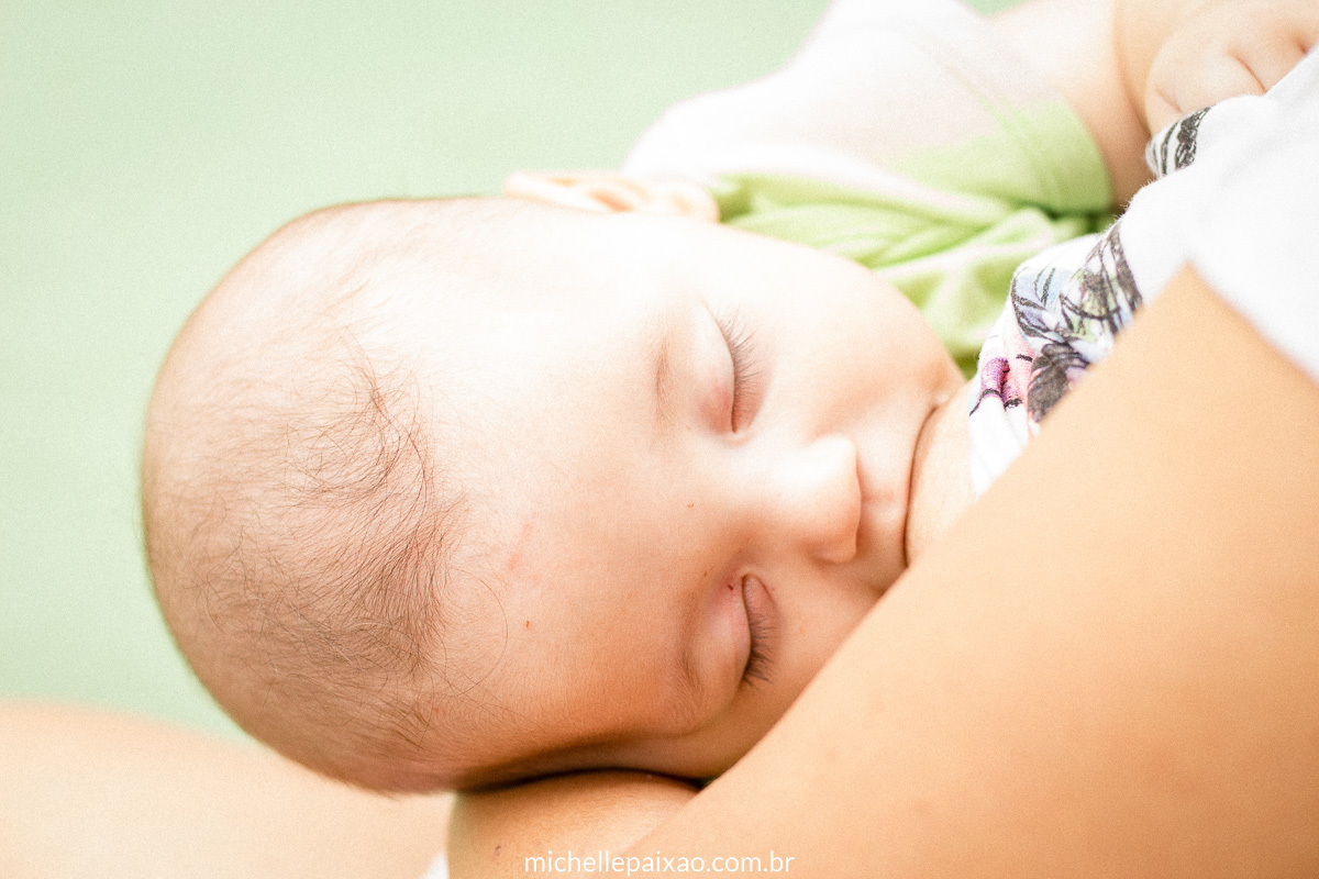 foto de amamentação mãe amamentando bebê ensaio bebê em casa estilo lifestyle rj