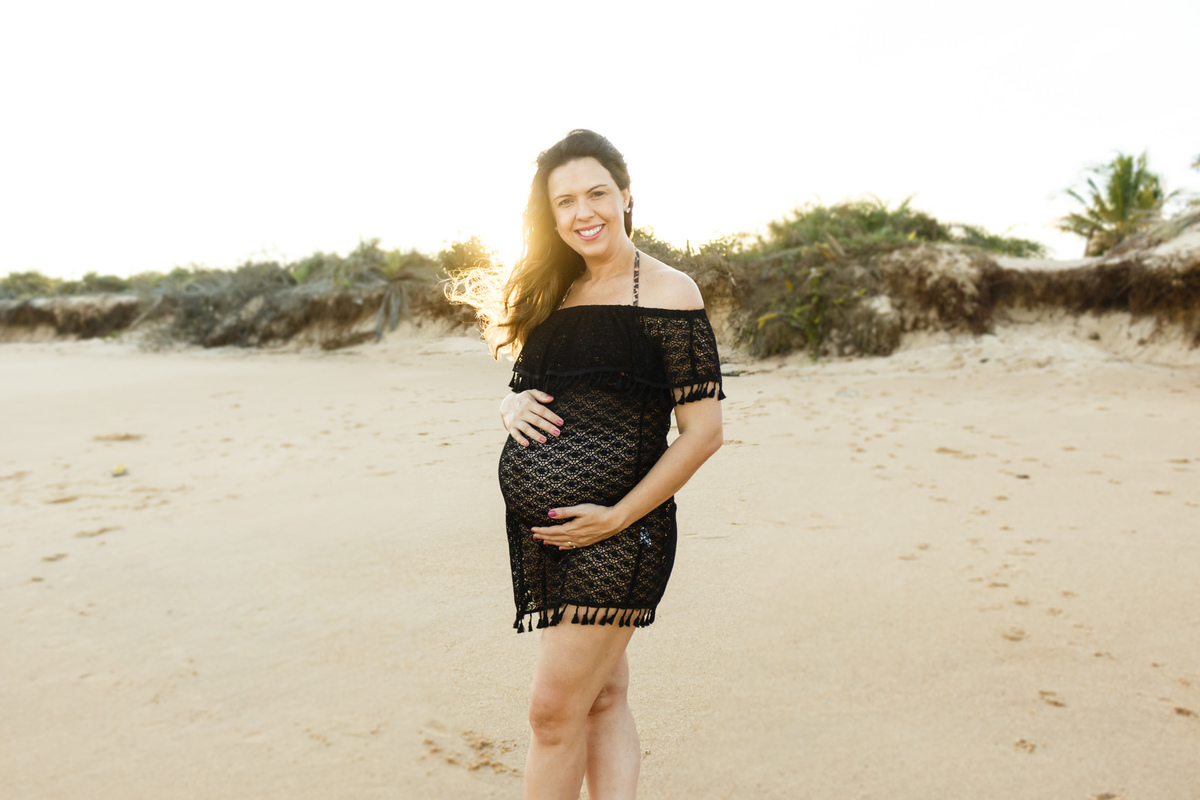 foto de grávida na praia Mucuri Bahia