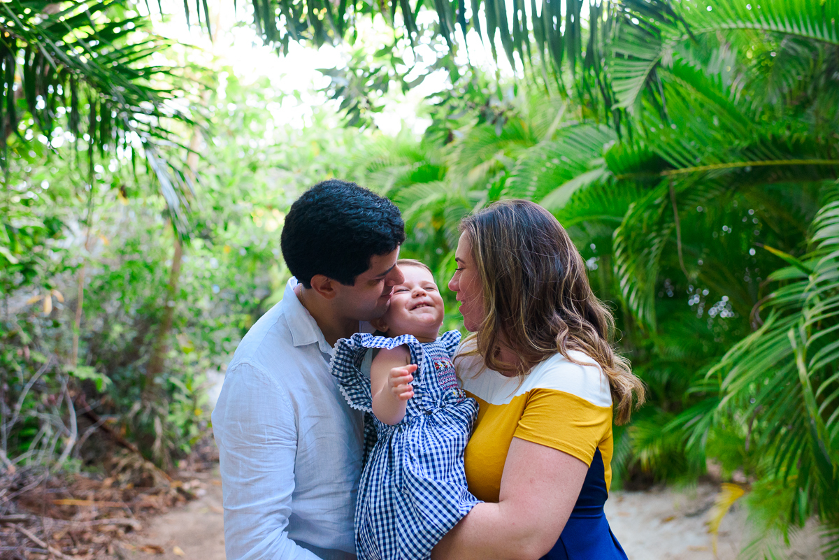 Ensaio fotográfico gestante de Melissa, Paulo e Elisa, a espera de Afranio, em Itacimirim/BA. 