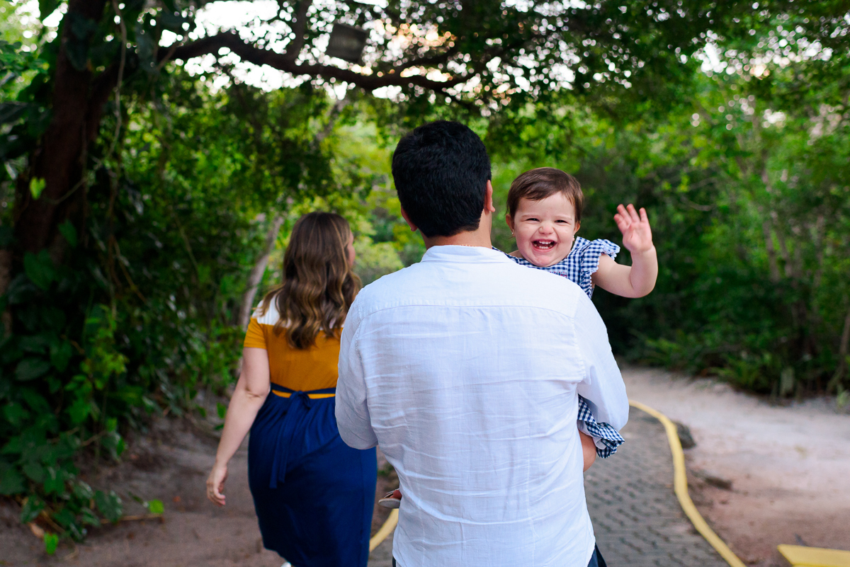 Ensaio fotográfico gestante de Melissa, Paulo e Elisa, a espera de Afranio, em Itacimirim/BA. 