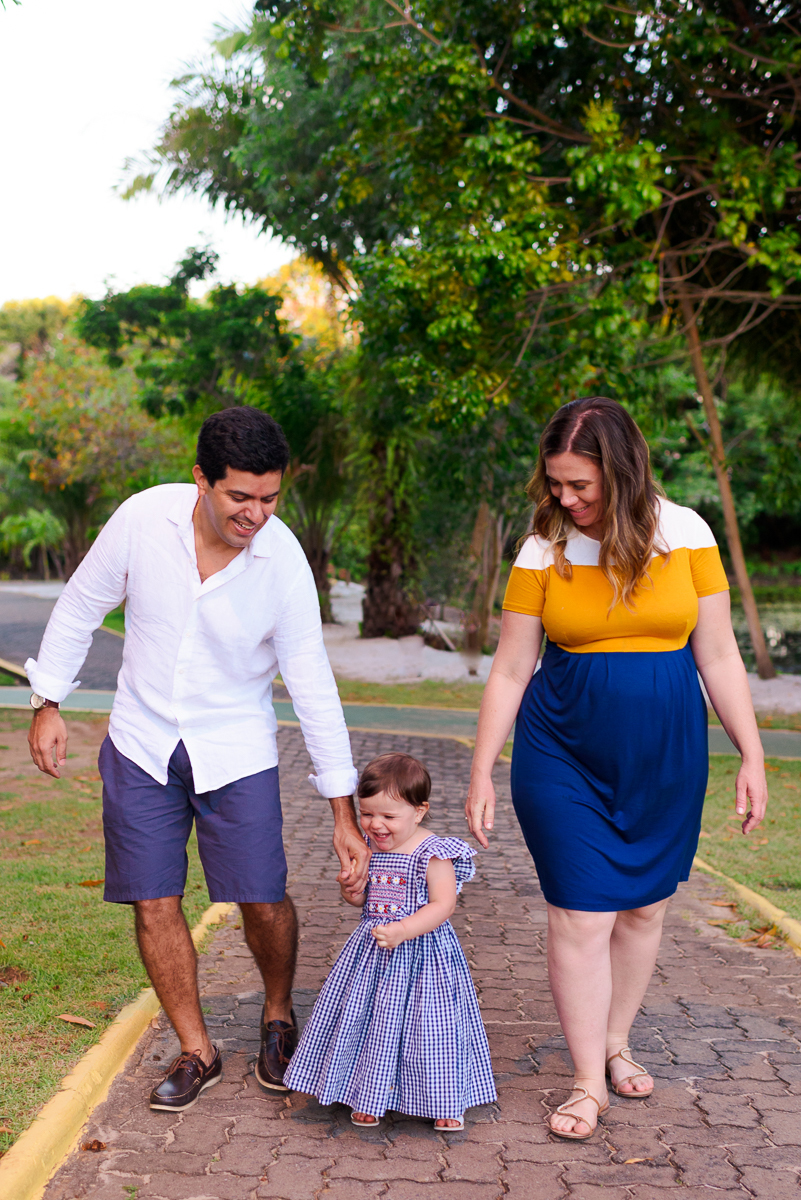 Ensaio fotográfico gestante de Melissa, Paulo e Elisa, a espera de Afranio, em Itacimirim/BA. 