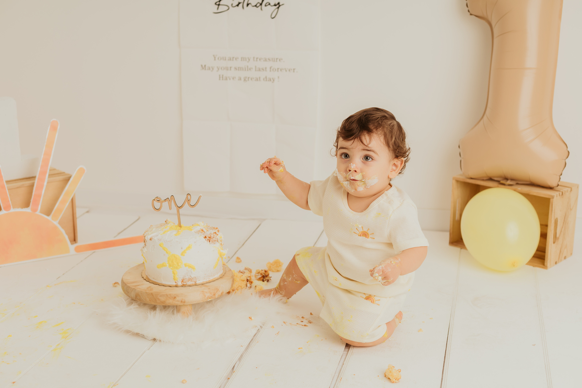 Sessão de smash the cake em estúdio