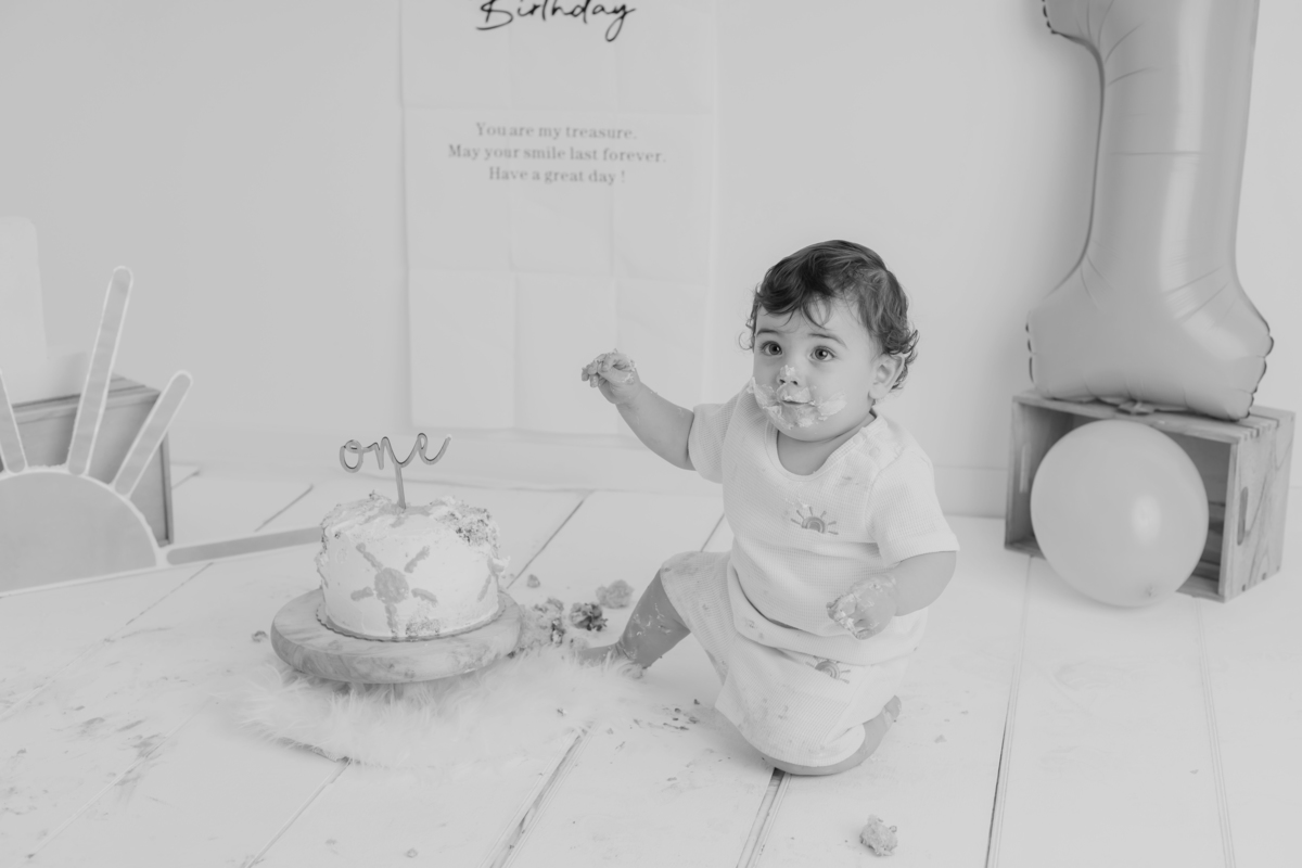 Sessão de smash the cake em estúdio