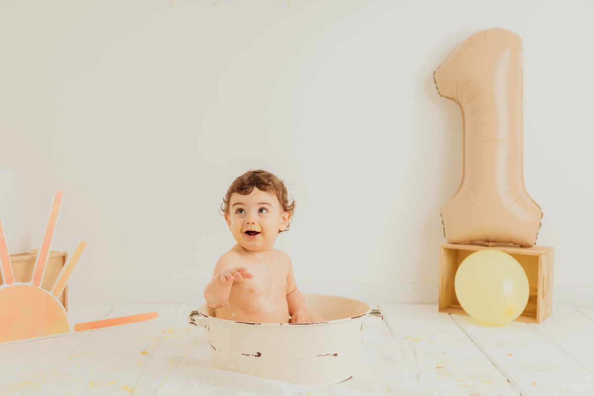 Sessão de smash the cake em estúdio