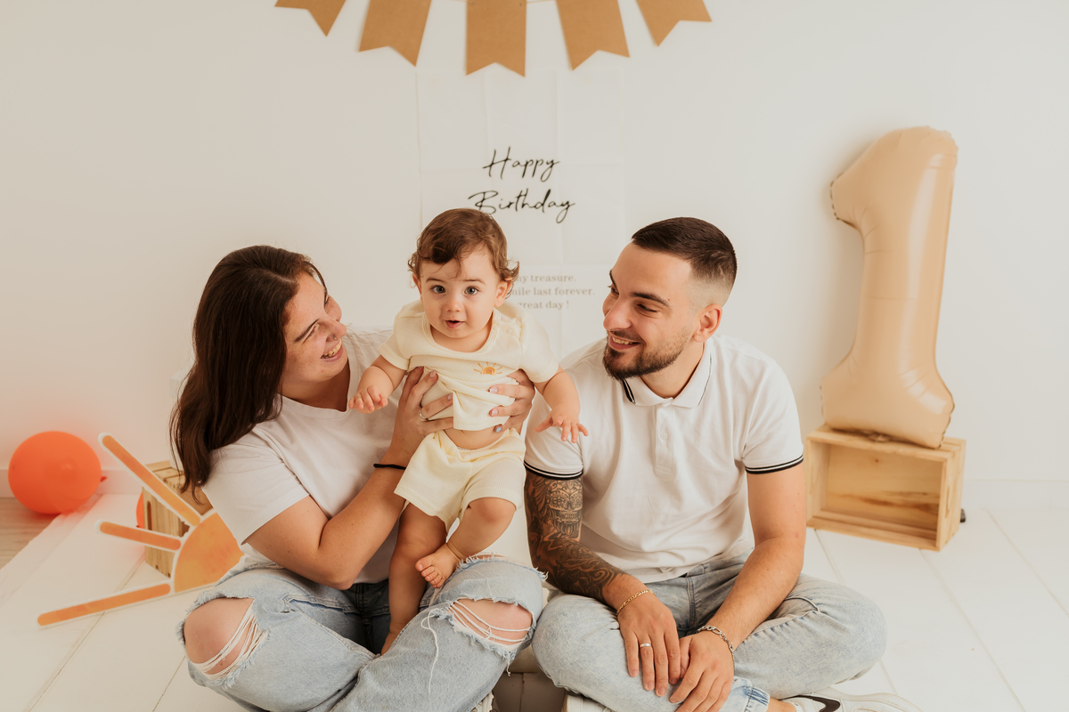 Sessão de smash the cake em estúdio