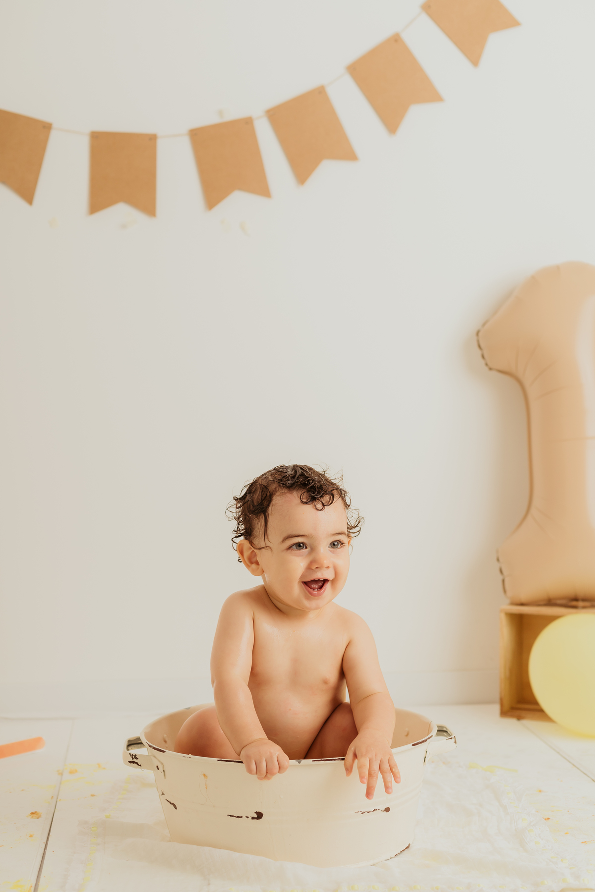 Sessão de smash the cake em estúdio