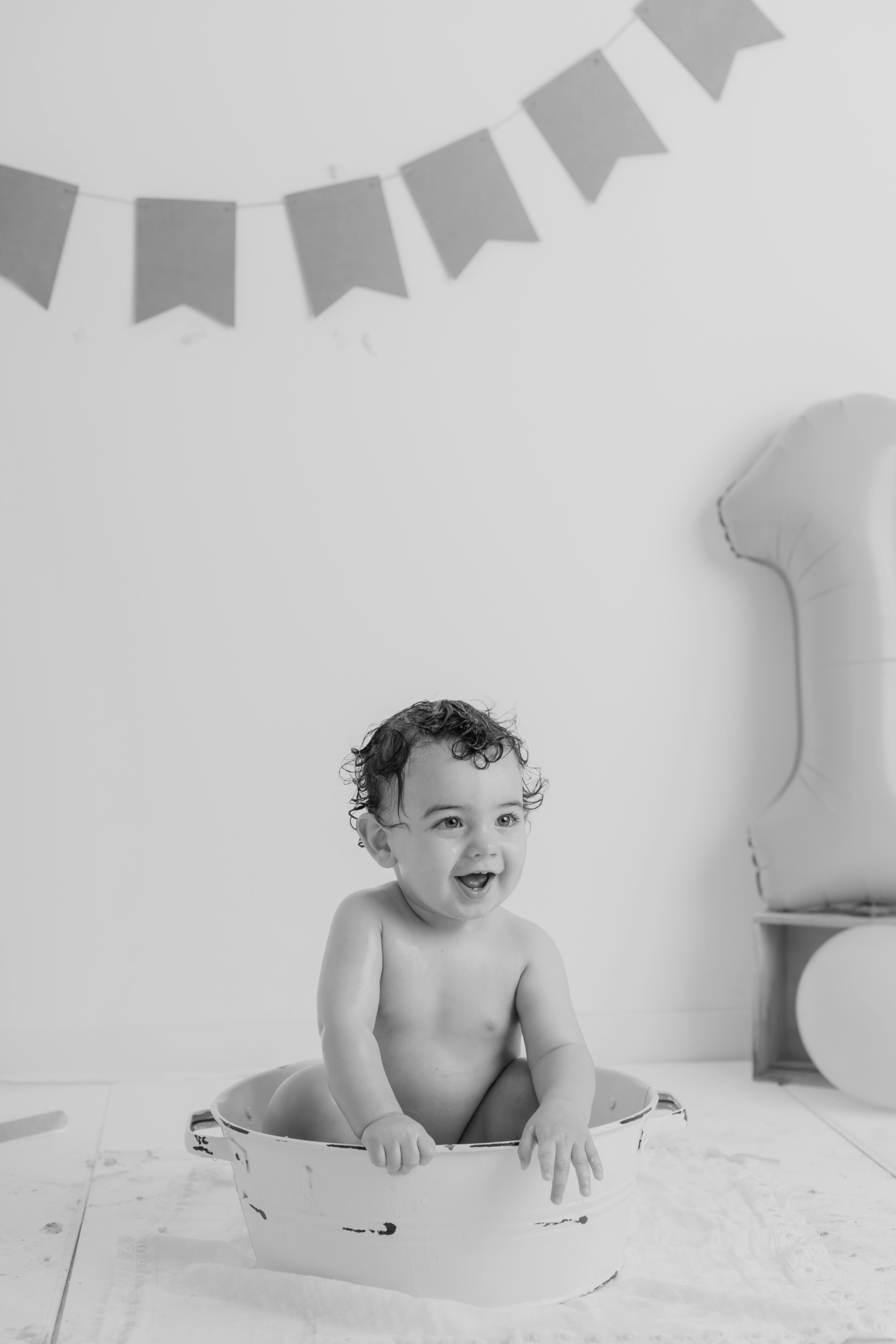 Sessão de smash the cake em estúdio