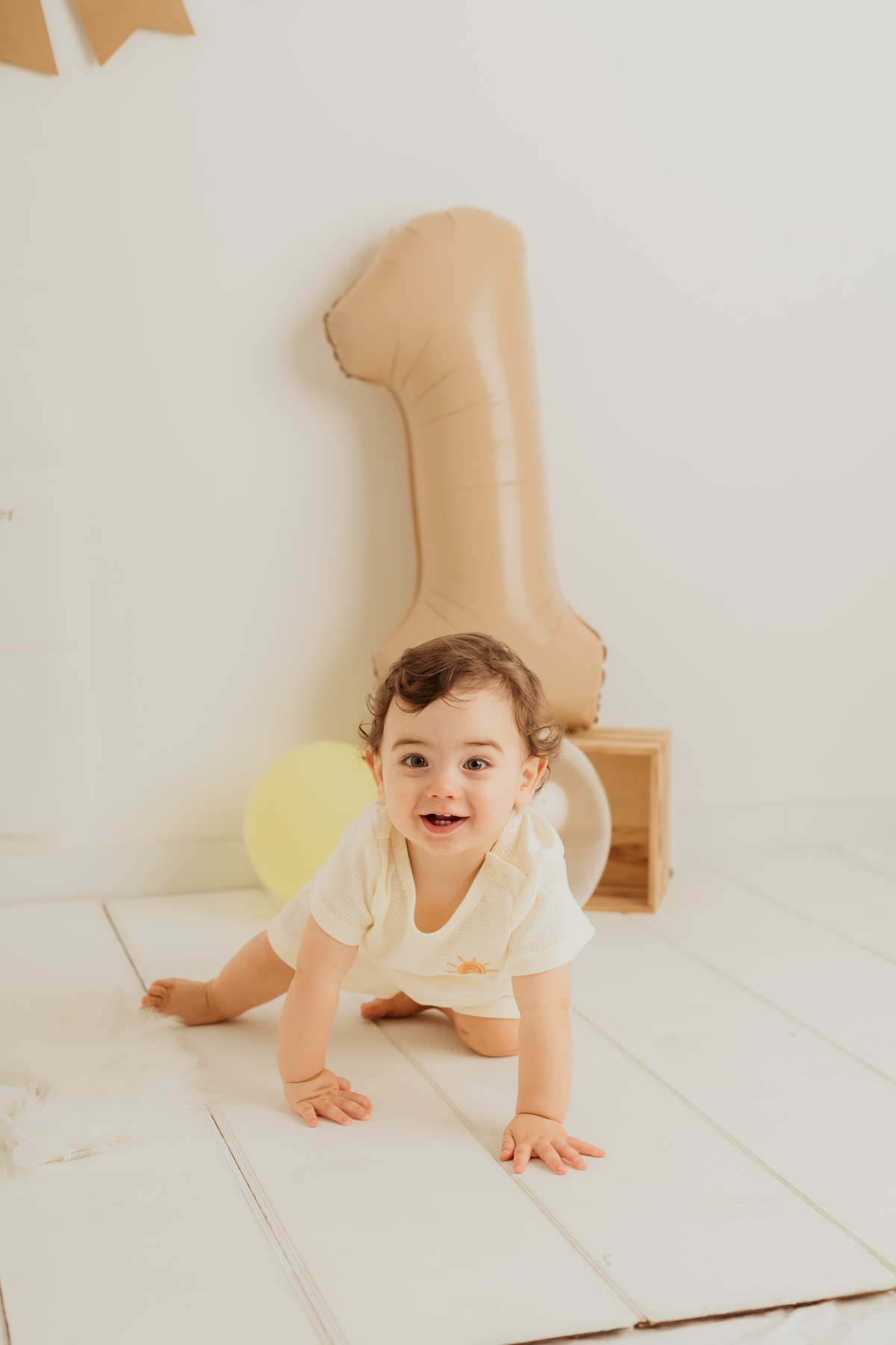 Sessão de smash the cake em estúdio