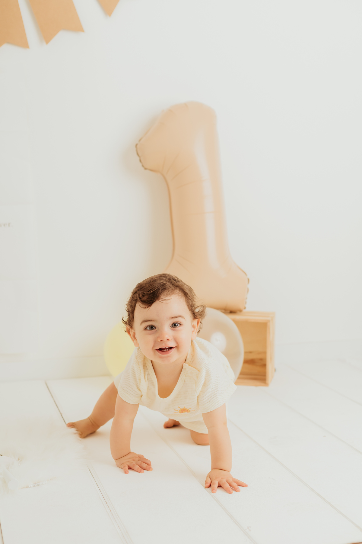 Sessão de smash the cake em estúdio