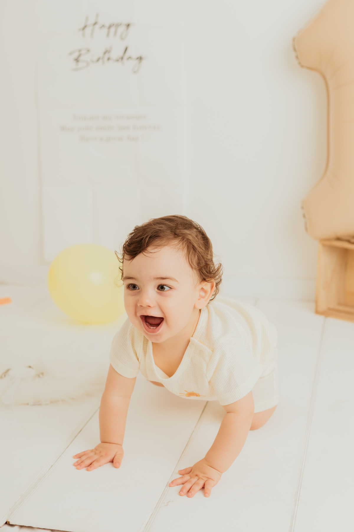 Sessão de smash the cake em estúdio