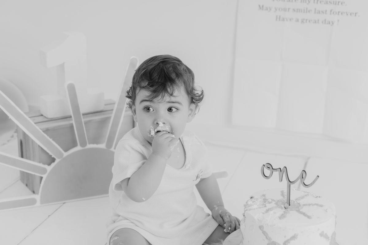 Sessão de smash the cake em estúdio