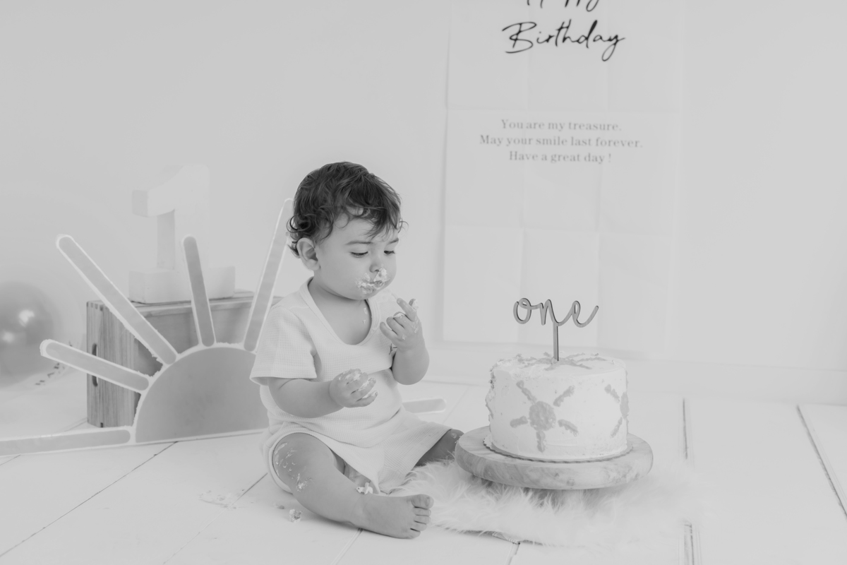 Sessão de smash the cake em estúdio