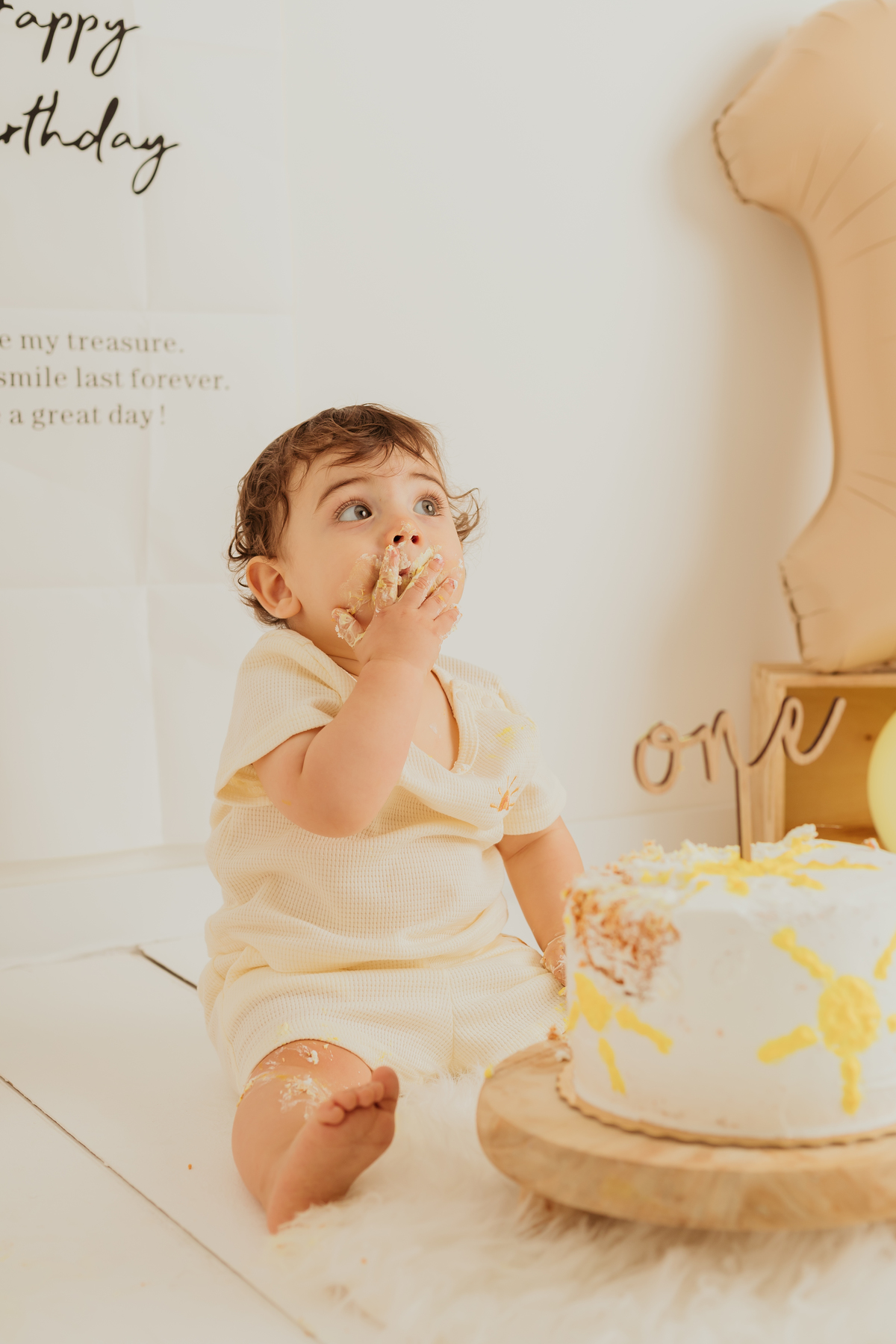 Sessão de smash the cake em estúdio