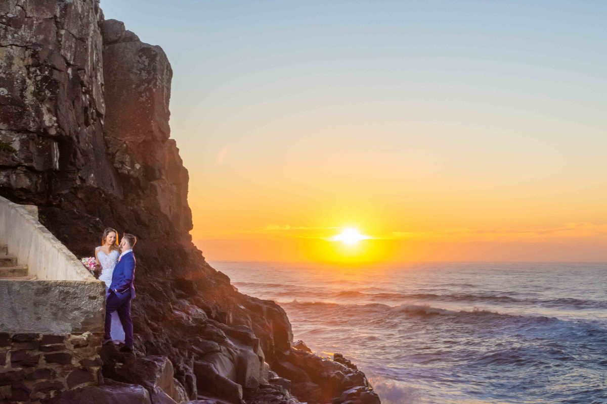 ensaio fotográfico ao amanhecer em torres trash the dress  noiva all star casal modelo noivo terno azul